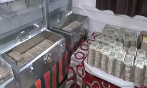 सूदखोर के घर मिला 5 करोड़ कैश, धमकी की शिकायत पर पुलिस ने मारी रेड
