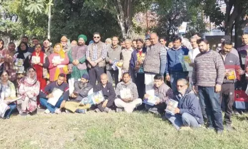 CSIR-IIIM ने कठुआ में 80 किसानों और 90 छात्रों को वैज्ञानिक पुष्प-कृषि का प्रशिक्षण दिया