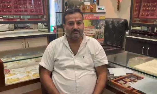 कनपटी पर बंदूक तान कर दी धमकी, रायपुर में सराफा कारोबारी ने बंद किया दुकान कनपटी पर बंदूक तान कर दी धमकी, रायपुर में सराफा कारोबारी ने बंद किया दुकान
