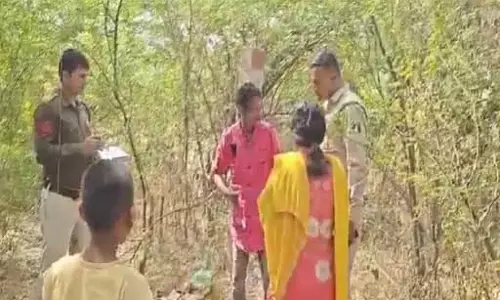 झाड़ियों में किशोरी की लाश मिली, परिजन इसे हत्या मान रहे