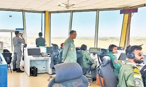 Karnataka: येलहंका में एटीसी ने विदेशी पायलटों के साथ सुचारू समन्वय सुनिश्चित किया Karnataka: येलहंका में एटीसी ने विदेशी पायलटों के साथ सुचारू समन्वय सुनिश्चित किया