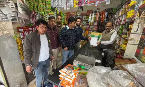 Haryana : प्रतिबंधित पॉलीथिन बैग बेचने पर 5 दुकानदारों का चालान कूड़ा फैलाने पर दो का चालान Haryana : प्रतिबंधित पॉलीथिन बैग बेचने पर 5 दुकानदारों का चालान कूड़ा फैलाने पर दो का चालान