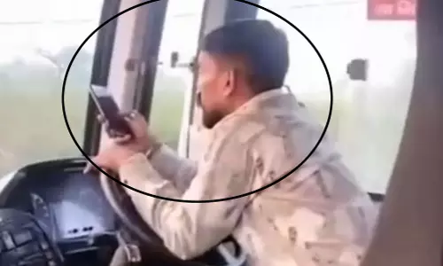 लापरवाह बस ड्राइवर! रील देखते हुए चलाया Bus, होगी कानूनी कार्रवाई