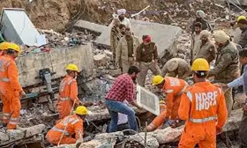 Tamil Nadu :  इमारत ढही, मलबे में फंसा जेसीबी चालक