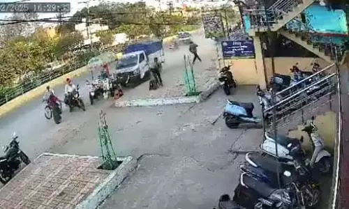 दर्दनाक वीडियो देखकर सहम जाएंगे, गुढ़ियारी में तेज रफ्तार पिकअप ने कई लोगों को रौंदा दर्दनाक वीडियो देखकर सहम जाएंगे, गुढ़ियारी में तेज रफ्तार पिकअप ने कई लोगों को रौंदा