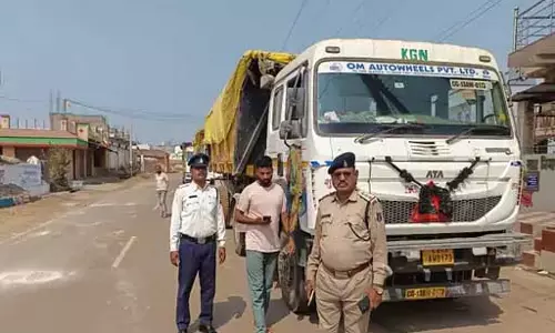 दुर्ग पुलिस ने 8 भारी वाहनों का 18 हजार रुपए चालान काटा दुर्ग पुलिस ने 8 भारी वाहनों का 18 हजार रुपए चालान काटा