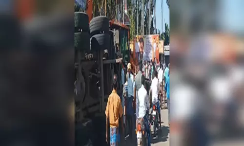 रेत से भरा ट्रक पलटा, दब गए चार लोग, फिर...