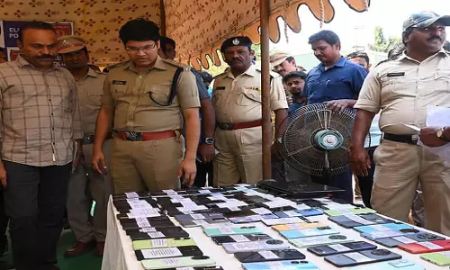 Andhra: एलुरु पुलिस ने 76.5 लाख रुपये कीमत के 638 मोबाइल बरामद किए Andhra: एलुरु पुलिस ने 76.5 लाख रुपये कीमत के 638 मोबाइल बरामद किए