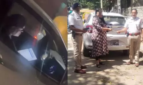 कार चलाते हुए लैपटॉप का इस्तेमाल करना पड़ा भारी, पुलिस ने महिला के खिलाफ लिया एक्शन