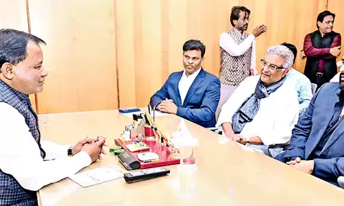 Odisha: मशहूर अभिनेता बोनी कपूर, उनके बेटे अर्जुन कपूर और अन्य कलाकार भुवनेश्वर पहुंचे