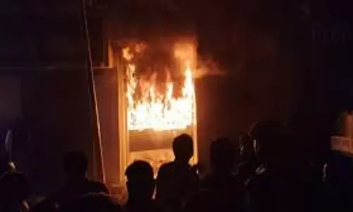 Ballia: शॉर्ट सर्किट की वजह से एक डेयरी में अचानक आग लगी