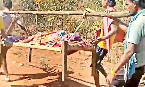 Odisha : गांव तक जाने वाली सड़क खराब होने के कारण एंबुलेंस नहीं पहुंच पाती