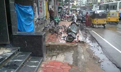 राजनीतिक रूप से प्रभावशाली लोगों ने Kurnool के फुटपाथों पर कब्जा कर