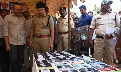 Eluru पुलिस ने 76.5 लाख रुपये कीमत के 638 मोबाइल बरामद किए Eluru पुलिस ने 76.5 लाख रुपये कीमत के 638 मोबाइल बरामद किए