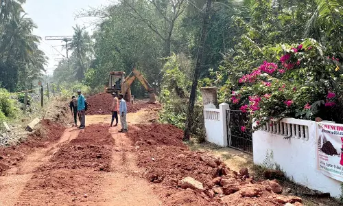 Velsao में रेलवे के काम रोकने के आदेश को कलेक्टर द्वारा रद्द किये जाने पर आक्रोश