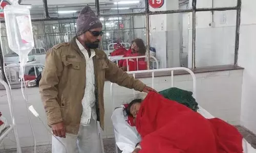 ऑपरेशन के बाद मरीज ने आंखें खोलीं तो बगल में लापता पत्नी मिली, आंसू छलक पड़े