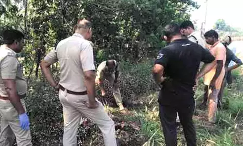 Kerala: रेलवे पटरियों के पास मानव खोपड़ी मिली Kerala: रेलवे पटरियों के पास मानव खोपड़ी मिली