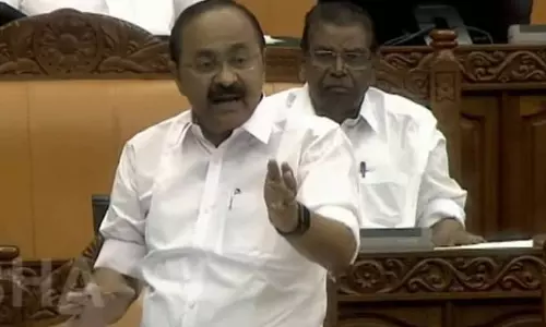 Kerala : विधानसभा में स्पीकर और विपक्षी नेता के बीच जुबानी जंग जारी Kerala : विधानसभा में स्पीकर और विपक्षी नेता के बीच जुबानी जंग जारी