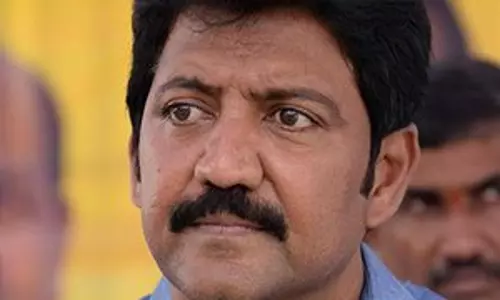 YSRCP के वल्लभनेनी वामसी को एससी/एसटी अत्याचार मामले में गिरफ्तार किया गया YSRCP के वल्लभनेनी वामसी को एससी/एसटी अत्याचार मामले में गिरफ्तार किया गया