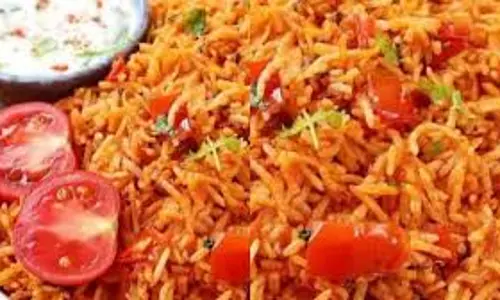 लंच में बनाएं Tomato Rice, बच्चे बार बार करेंगे डिमांड