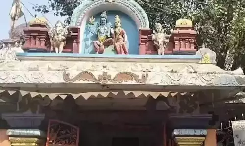 Telangana: मंदिर परिसर में एक श्रद्धालु द्वारा मांस का टुकड़ा देखे जाने के बाद हल्का तनाव व्याप्त हो गया Telangana: मंदिर परिसर में एक श्रद्धालु द्वारा मांस का टुकड़ा देखे जाने के बाद हल्का तनाव व्याप्त हो गया