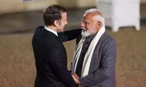 मोदी और फ्रांस के राष्ट्रपति मैक्रों के बीच वार्ता