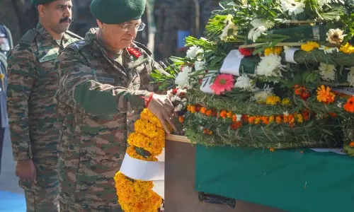 Jammu: सेना ने अखनूर विस्फोट में शहीद हुए कैप्टन और नायक को श्रद्धांजलि दी