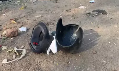 कार ने मारी ठोकर तो ट्रक के नीचे आया बाइक सवार, मौत