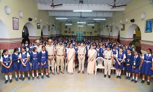 Telangana: 350 छात्रों को ऑनलाइन सुरक्षा-नशीली दवाओं के दुरुपयोग के दुष्प्रभावों के बारे में सुझाव दिए Telangana: 350 छात्रों को ऑनलाइन सुरक्षा-नशीली दवाओं के दुरुपयोग के दुष्प्रभावों के बारे में सुझाव दिए