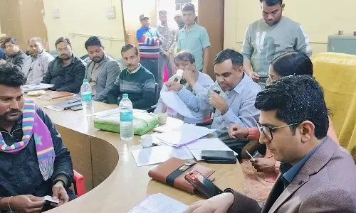 Bundi: लेसरदा में आयोजित रात्रि चौपाल में जिला कलेक्टर ने सुनी ग्रामीणों की परिवेदनाएं