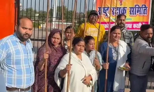 Firozabad: हिन्दू संगठन ने वेलेंटाइन डे के लिए किया लट्ठ पूजन