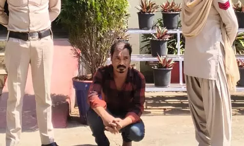 साड़ी खींचने लगा, महिला को दांत से काटा, छेड़खानी का आरोपी गिरफ्तार
