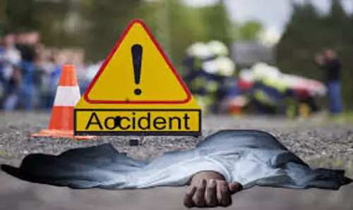 Auraiya: भीषण सड़क हादसे में दो लोगों की मौत हुई