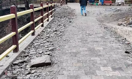 Himachal: पैदल पथ पर मलबा होने से असुविधा होती Himachal: पैदल पथ पर मलबा होने से असुविधा होती