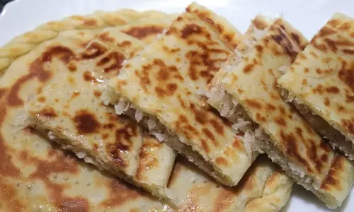 Coconut Paratha इस स्वीट डिश का ले मजा