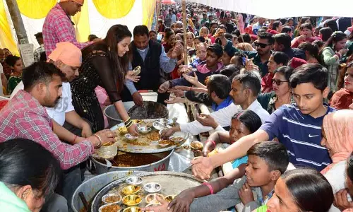 महिला श्रद्धालुओं ने लगाया Shobha Yatra के दौरान झुमके छीनने का आरोप महिला श्रद्धालुओं ने लगाया Shobha Yatra के दौरान झुमके छीनने का आरोप