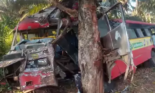 KSRTC बस चालक के नियंत्रण खोने से पेड़ से टकराई; 20 से अधिक घायल KSRTC बस चालक के नियंत्रण खोने से पेड़ से टकराई; 20 से अधिक घायल