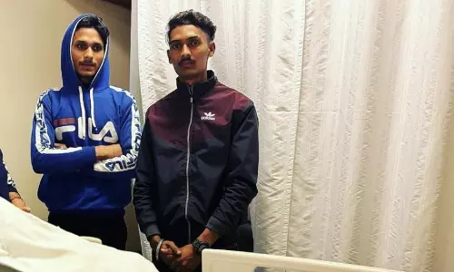 क्रिकेटर की जान बचाने वाले युवक ने ये क्या कर दिया, गर्लफ्रेंड के साथ खाया जहर, परिजनों का रो-रोकर बुरा हाल