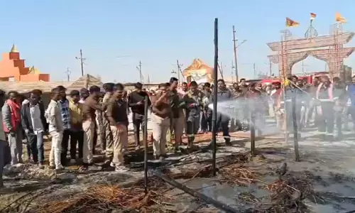 BIG BREAKING: महाकुंभ मेले में लगी आग, देखें VIDEO...
