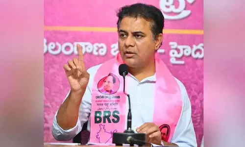 बैंक अधिकारियों ने किसान के गेट पर कब्जा किया, KTR ने कांग्रेस के दोहरे मापदंड पर सवाल उठाए बैंक अधिकारियों ने किसान के गेट पर कब्जा किया, KTR ने कांग्रेस के दोहरे मापदंड पर सवाल उठाए