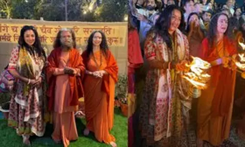 प्रयागराज में महाकुंभ में दिव्य संगम आरती में शामिल हुईं Rupali Ganguly
