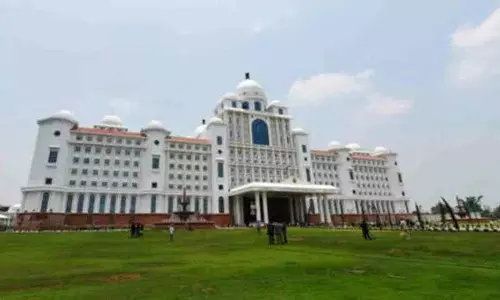 वास्तु संशोधन के तहत ड्रिलिंग के कारण Telangana सचिवालय में क्लैडिंग ढह गई