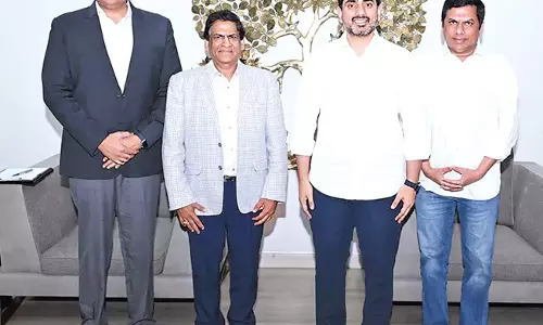 CMD राजू वेगेस्ना ने उंडावल्ली में लोकेश से मुलाकात की