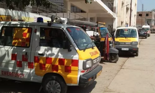 Noida: सेक्टर-34 में स्थित अस्पताल में खड़ी एंबुलेंस का साइलेंसर चोरी Noida: सेक्टर-34 में स्थित अस्पताल में खड़ी एंबुलेंस का साइलेंसर चोरी