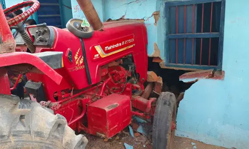 Deoghar: अनियंत्रित ट्रैक्टर घर में घुसा, दीवार क्षतिग्रस्त Deoghar: अनियंत्रित ट्रैक्टर घर में घुसा, दीवार क्षतिग्रस्त