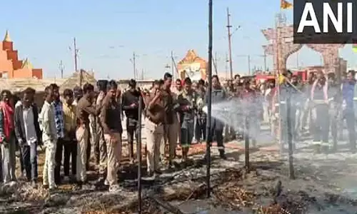 Maha Kumbh: खाली झोपड़ी में लगी आग, किसी के हताहत होने की खबर नहीं