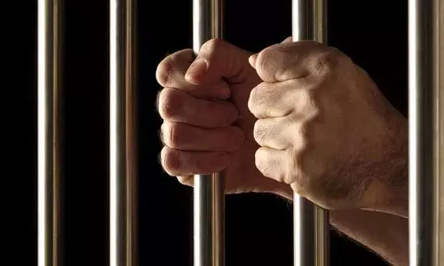 Court में आजीवन कारावास की सजा के बाद दोषी ने न्यायिक अधिकारी पर हमला किया Court में आजीवन कारावास की सजा के बाद दोषी ने न्यायिक अधिकारी पर हमला किया