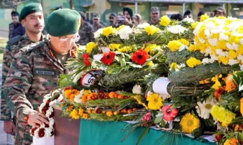 GOC ने कैप्टन नाइक को पुष्पांजलि अर्पित की GOC ने कैप्टन नाइक को पुष्पांजलि अर्पित की