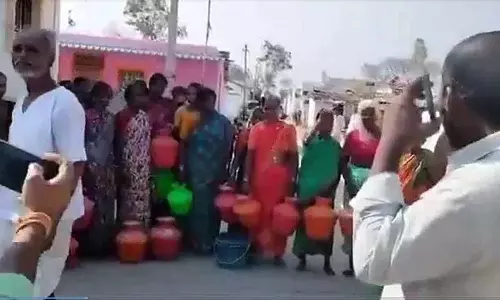 Kodangal में पानी की कमी से जूझ रहे लोगों ने खाली बर्तनों के साथ किया प्रदर्शन