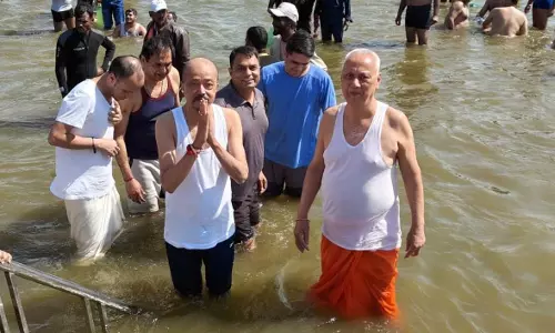 राज्यपाल डेका ने महाकुंभ के अवसर पर त्रिवेणी संगम में किया स्नान